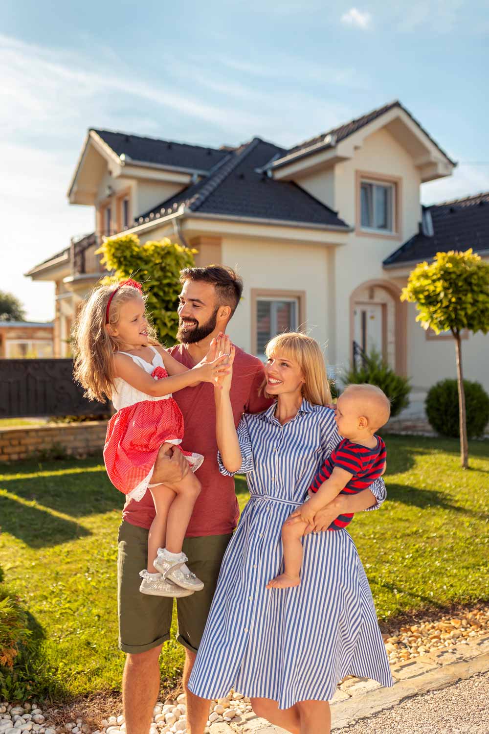 https://www.ashman-mollere.com/wp-content/uploads/2024/05/family-new-house-1000.jpg